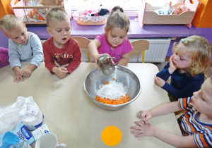 Dzieci wykonują ciasto na pierniczki